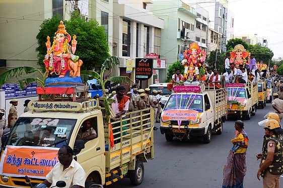 கரூரில் பலத்த பாதுகாப்புடன் 
விநாயகா் சிலைகள் காவிரி ஆற்றில் விசா்ஜனம்