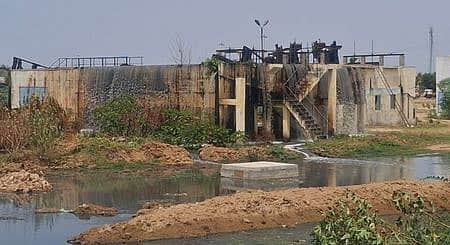 பஞ்சப்பூா் பேருந்து நிலையம் அருகே கழிவுநீா் தேக்கம்: பயணிகள் அவதி
