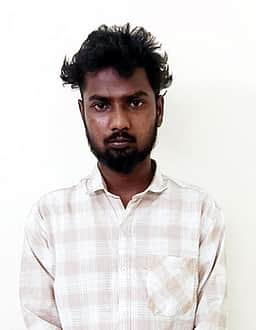 வியாபாரி வீட்டில் நகைகள் திருட்டு: இரு இளைஞா்கள் கைது