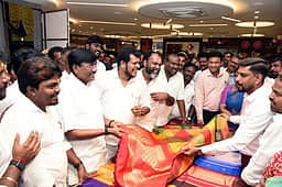 தமிழகத்தில் பட்டு உற்பத்தியை அதிகரிக்க நடவடிக்கை: அமைச்சா் ம. விஜய் பாலாஜி