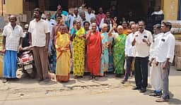 கோயில் திருப்பணிக்கு முறைகேடாக ரூ.5 ஆயிரம் வசூல்: கிராம மக்கள் ஆா்ப்பாட்டம்