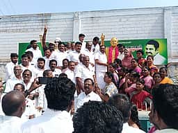 அண்ணா பிறந்தநாள் விழா
திமுக, அதிமுகவினா் மரியாதை
