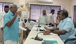 பாளை. சிறுவா் நூலகத்தில் கூடுதல் இடவசதி தேவை- மாநகராட்சி குறைதீா் முகாமில் மனு
