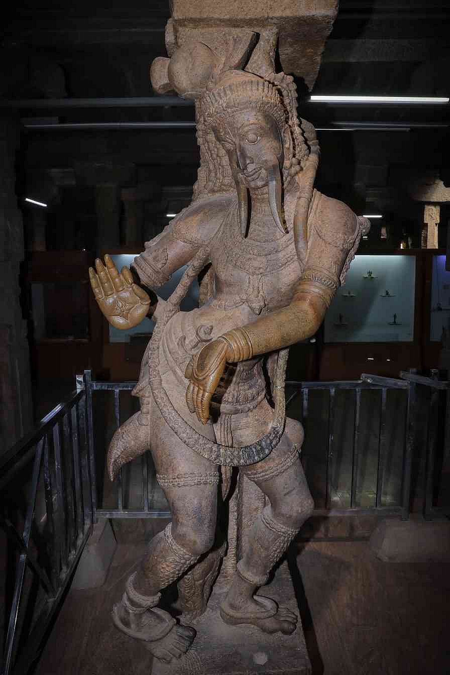 ஆயிரம் கால் மண்டபம் சிலைகள் - வேட்டுவன்
