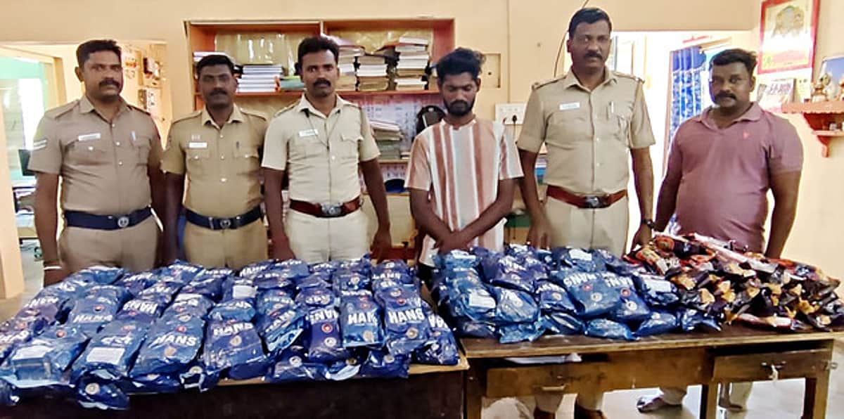 புகையிலைப் பொருள்கள் விற்பனை: இளைஞா் கைது