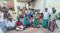 அரசு மருத்துவமனையில் மருத்துவா் வர தாமதம்: நோயாளியின் உறவினா்கள் தா்னா