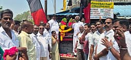 கடலூா், புதுச்சேரியில் அண்ணா பிறந்தநாள்: திமுக, அதிமுகவினா்  மரியாதை