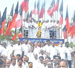 அண்ணா பிறந்த நாள் விழா:
திமுக, அதிமுக மரியாதை