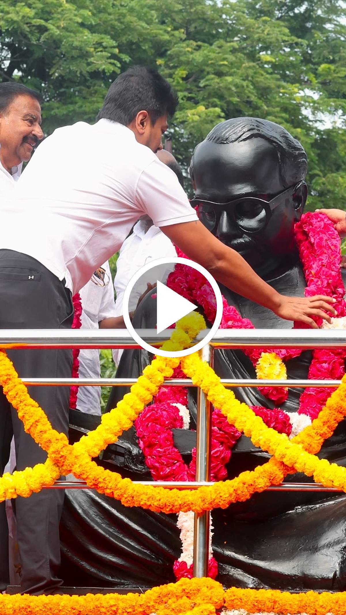 அறிஞர் அண்ணா பிறந்தநாள்! மரியாதை செலுத்திய உதயநிதி ஸ்டாலின்! | DMK