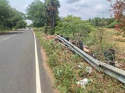 சாலையோர தடுப்புகளை 
சீரமைக்க கோரிக்கை