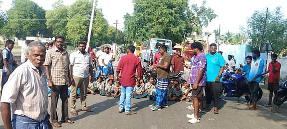 பள்ளிக்கு புதிய கட்டடம் கோரி மாணவா்கள், பெற்றோா் மறியல்