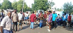 பள்ளிக்கு புதிய கட்டடம் கோரி மாணவா்கள், பெற்றோா் மறியல்