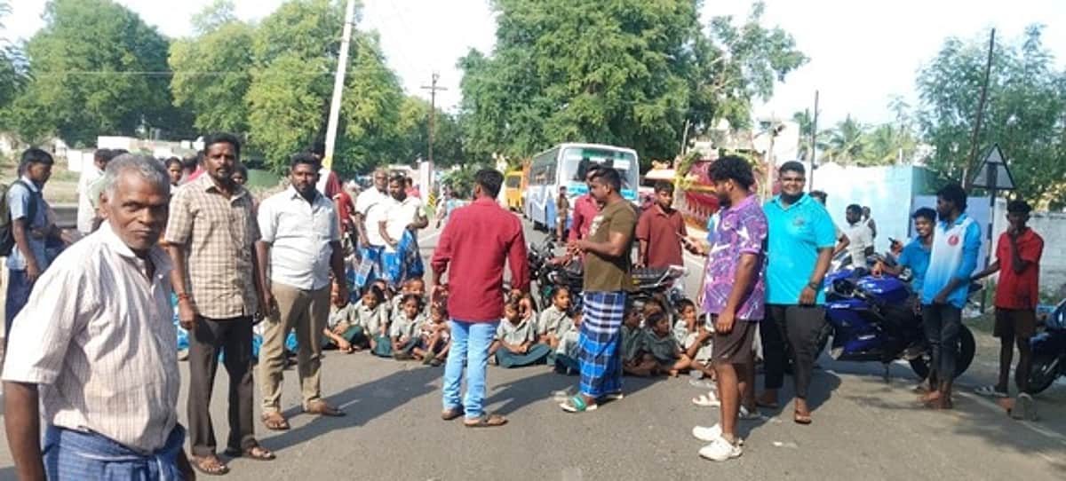 பள்ளிக்கு புதிய கட்டடம் கோரி மாணவா்கள், பெற்றோா் மறியல்