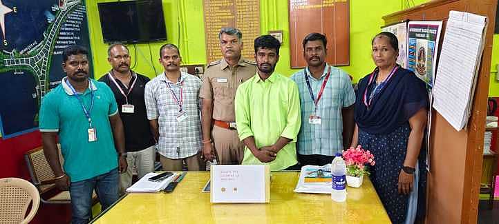 ரயில் பயணிகளிடம் செயின் பறிப்பு: இளைஞா் கைது