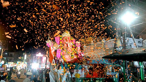 திருப்பத்தூரில் 64 விநாயகா் சிலைகள் கரைப்பு