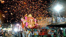 திருப்பத்தூரில் 64 விநாயகா் சிலைகள் கரைப்பு