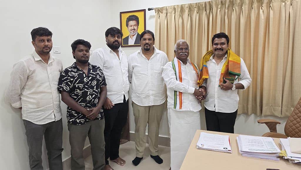 மாஞ்சோலை தொழிலாளா்களுக்கு
இழப்பீடு வழங்கக் கோரி எம்.பி. மனு