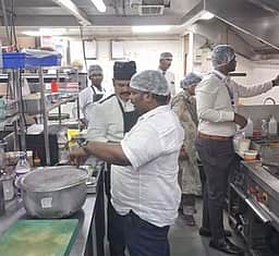 292 கடைகளில் உணவு பாதுகாப்பு அதிகாரிகள் ஆய்வு: ரூ. 3.55 லட்சம் அபராதம்