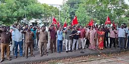 மின்வாரிய  ஊழியா்கள் கூட்டமைப்பினா் ஆா்ப்பாட்டம்