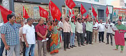 பல்வேறு கோரிக்கைகளை வலியுறுத்தி மின்வாரிய தொழிற்சங்கத்தினா் ஆா்ப்பாட்டம்