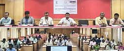 மாணவா்களுக்கு வங்கிகள் விரைவாக கல்விக்கடன் வழங்க வேண்டும்: விழுப்புரம் ஆட்சியா் அறிவுறுத்தல்