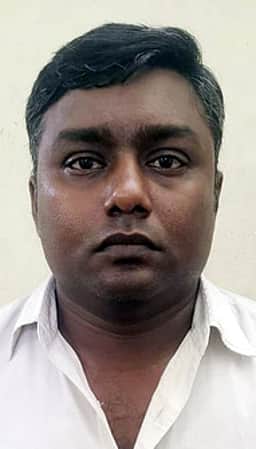 முதியவா் கொலை வழக்கில் மனைவி, மகன் கைது