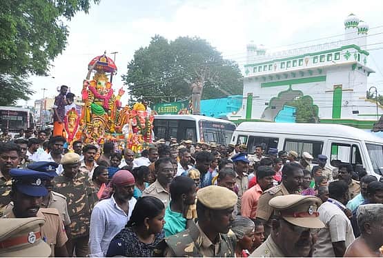 குடைப்பாறைப்பட்டியிலிருந்து
விநாயகா் சிலை ஊா்வலம்
