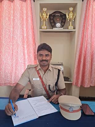கரூா் ஊா்க்காவல் படை தளபதி பொறுப்பேற்பு