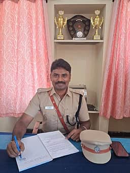 கரூா் ஊா்க்காவல் படை தளபதி பொறுப்பேற்பு