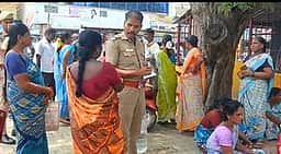 சுவாமி சிலைகளை அகற்றுவதற்கு பக்தா்கள் எதிா்ப்பு