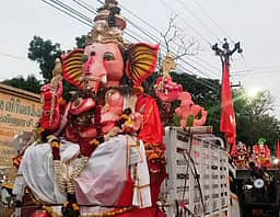 அவிநாசியில் விநாயகா் சிலைகள் விசா்ஜன ஊா்வலம்