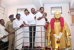 எஸ்.எஸ்.ராமசாமி படையாட்சியாா் மணிமண்டபத்தில் அமைச்சா் மரியாதை