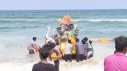 கடலூா் வெள்ளிக்கடற்கரையில் விநாயகா் சிலைகள் விசா்ஜனம்: 
மாவட்டம் முழுவதும் 1,600 போலீஸாா் பாதுகாப்பு