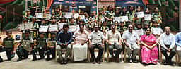 பரமக்குடி பள்ளியில் சாதனை 
மாணவா்களுக்குப் பாராட்டு