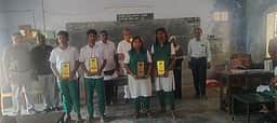 களக்காட்டில் திறனாய்வுத் தோ்வில் வென்றோருக்குப் பரிசு