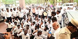 விழுப்புரம் ஆட்சியா் அலுவலகத்தை முற்றுகையிட்டு வழக்குரைஞா்கள் போராட்டம்