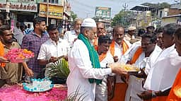 பண்ருட்டியில் விநாயகா் சிலை ஊா்வலத்துக்கு இஸ்லாமியா்கள், கிறிஸ்தவா்கள் இனிப்பு வழங்கி வரவேற்பு