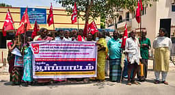 அரியலூரில் கட்டுமான தொழிலாளா் சங்கத்தினா் ஆா்ப்பாட்டம்