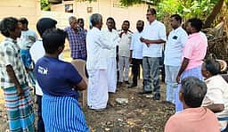 சிதம்பரம் அருகே சமூக பதற்றம்:
மாா்க்சிஸ்ட் கட்சிக் குழுவினா் ஆய்வு