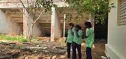 அண்ணா விளையாட்டரங்கில் வழிந்தோடும் கழிவுநீா் தொட்டியால் சுகாதாரச் சீா்கேடு புகாா்