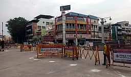 மதுரை மாநகா் பகுதிகளில் இரும்புக் கம்பிகளால் தடுப்புகள் அமைப்பு: பொதுமக்கள் அவதி