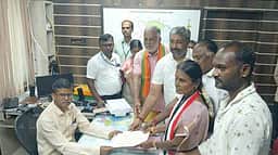 தாராபுரம் இடைத்தோ்தல்: தவெக, அதிமுக வேட்பாளா்கள் மனு தாக்கல்; இறுதி நாளில் 34 மனுக்களுடன் மொத்தம் 51 மனுக்கள் தாக்கல்