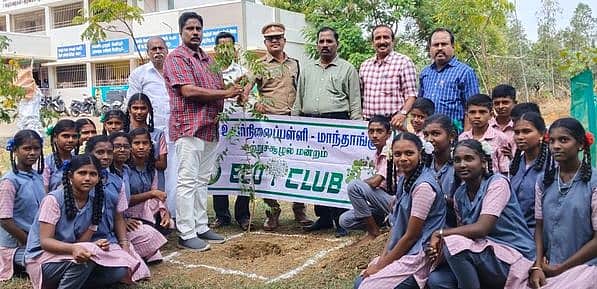 உலக ஓசோன் தினம்: அரசுப் பள்ளியில் 250 மரக்கன்றுகள் நடவு