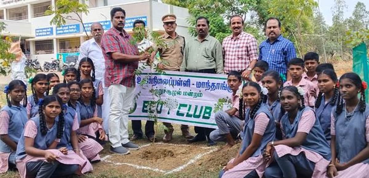 உலக ஓசோன் தினம்: அரசுப் பள்ளியில் 250 மரக்கன்றுகள் நடவு