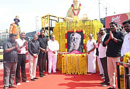 பெரியார் பிறந்த நாள்: தமிழக அரசு சார்பில் அமைச்சர்கள் மரியாதை!
