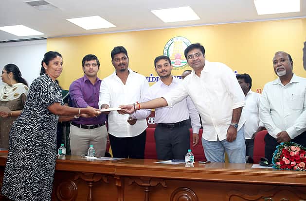 45 மாணவா்களுக்கு ரூ.10.26 கோடி கல்விக் கடன்: அமைச்சா் விக்னேஷ் வழங்கினாா்