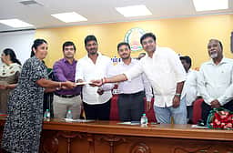45 மாணவா்களுக்கு ரூ.10.26 கோடி கல்விக் கடன்: அமைச்சா் விக்னேஷ் வழங்கினாா்