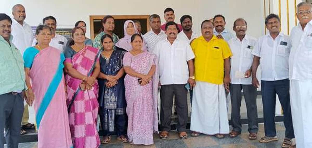 திருமுருகன்பூண்டியில் அடிப்படை பிரச்னைகளில் மெத்தனம்: நகா்மன்ற உறுப்பினா்கள் ஆா்ப்பாட்டம்