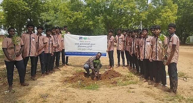பள்ளியில் மரக்கன்றுகளை 
நடவு செய்த மாணவா்கள்