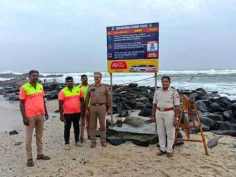 முக்கடல் சங்கமத்தில் எச்சரிக்கை பலகை